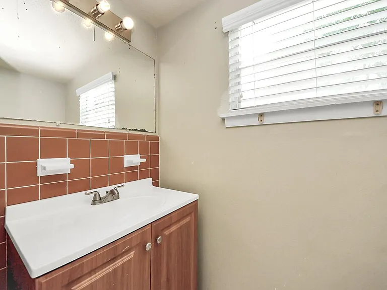2513 Leslie St — Photo 4