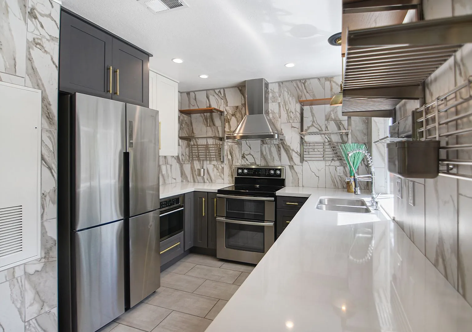 1 Bedroom Condo - Ritz Pointe! — Photo 3