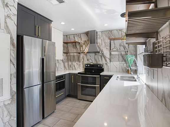 3rd image of 18 Corniche Dr Unit H