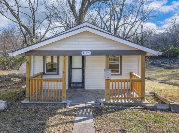 817 S Woodbury St, Independence, MO 64050