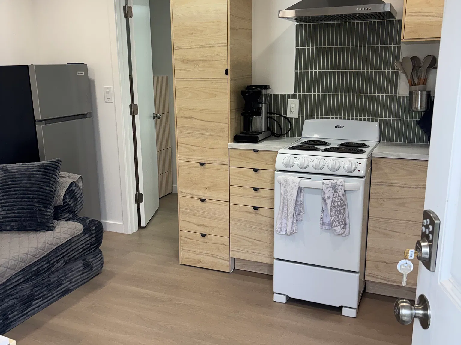 1 bed, 1.5 bath, 500 sqft, $1,300 — Photo 1