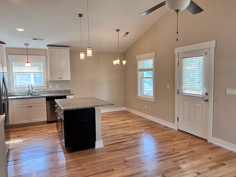 703 W Durham St — Photo 2