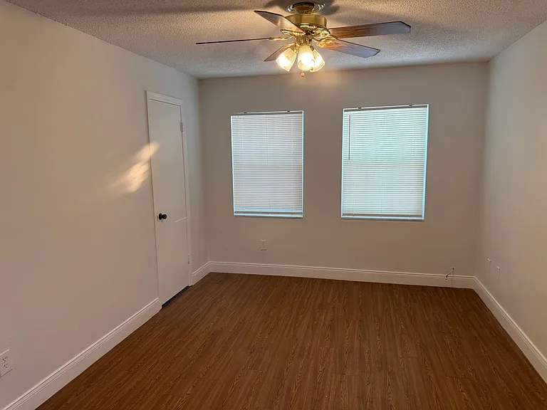 726 Edgewater Dr — Photo 8