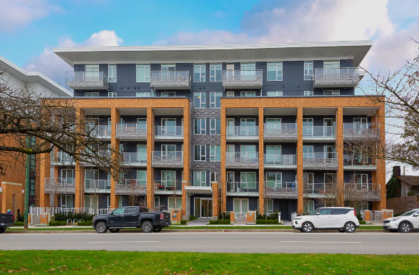Beautiful Executive 2x2 on Cambie St — Photo 1