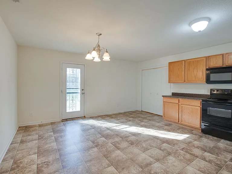 198 Cloverbrook Dr — Photo 5