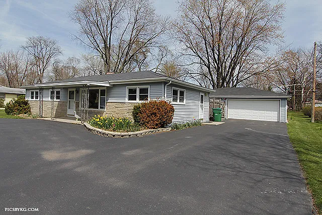 37137 N Shirley Dr photo 1