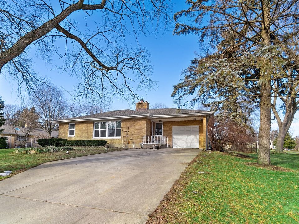 Lovely Roselle Ranch with a 1 car garage and huge driveway/mature trees