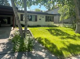 152 35th St NW #1A, Calgary, AB T2N2Y9