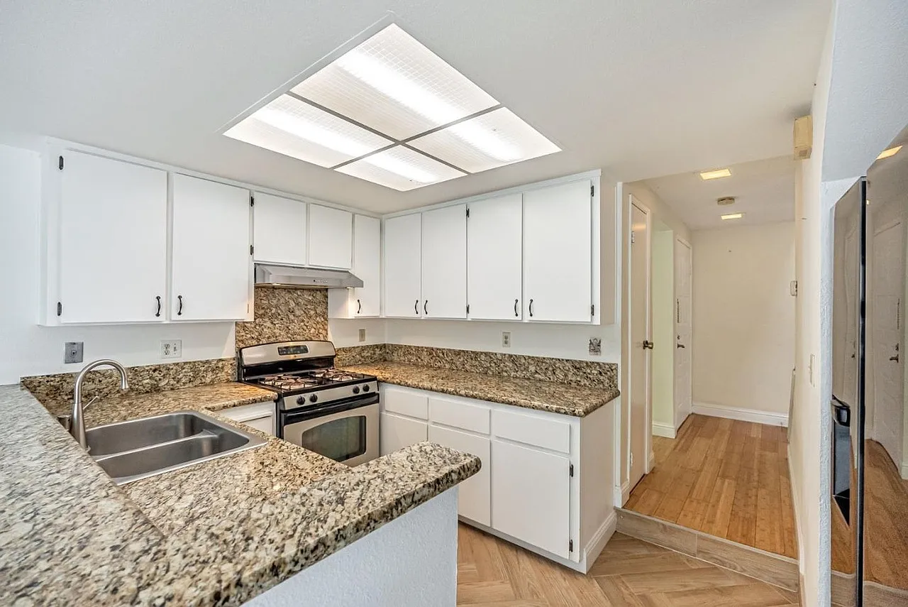 3 bed, 2.5 bath, 1415 sqft, $3,700 — Photo 4