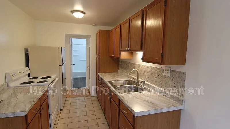 4 bed, 2.0 bath, 1400 sqft, $1,325 — Photo 3