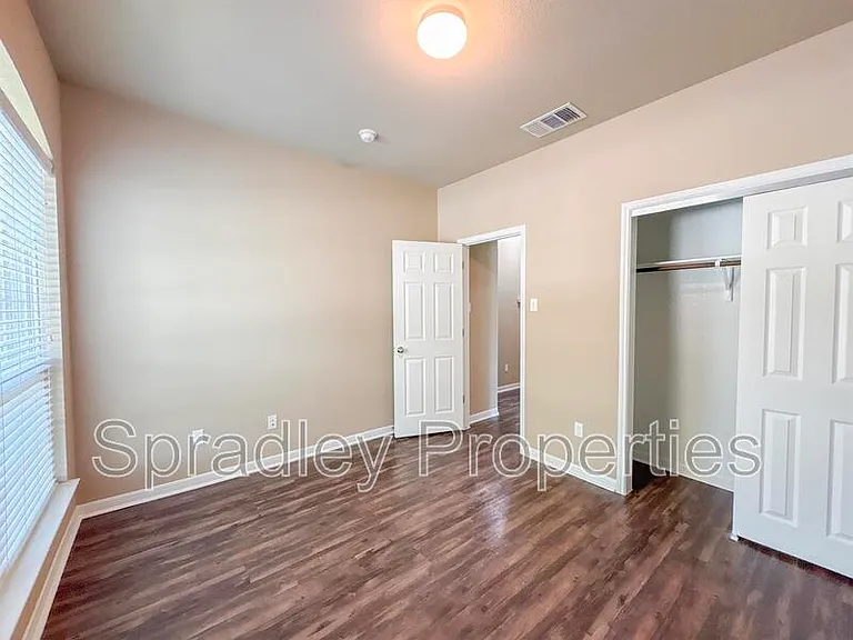406 Banbury — Photo 12