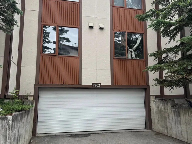 7202 Foxridge Cir #E — Photo 1