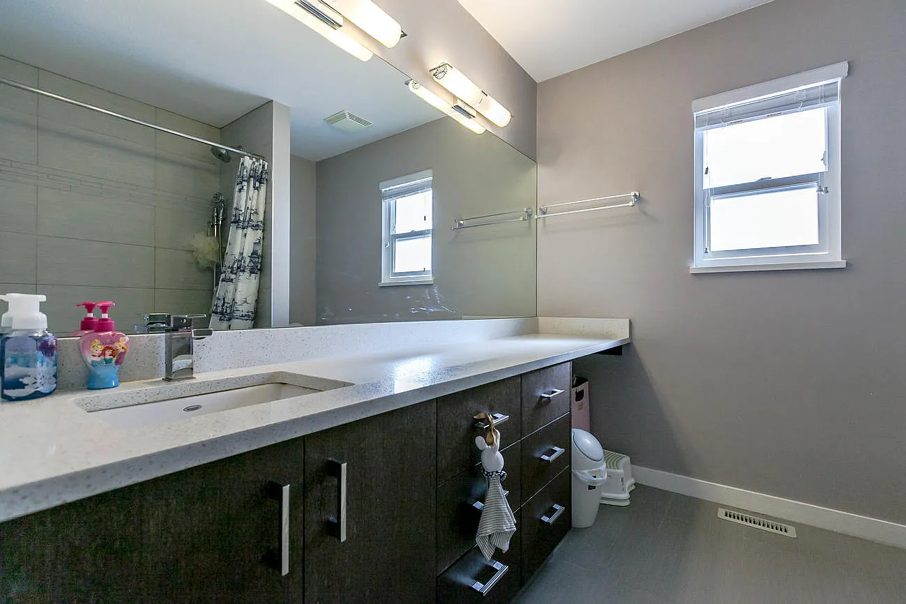 3 bed, 900 sqft, $3,250 — Photo 2