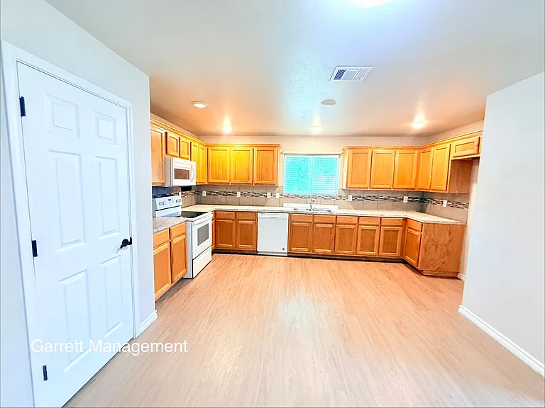 1203 E Avenue G — Photo 2