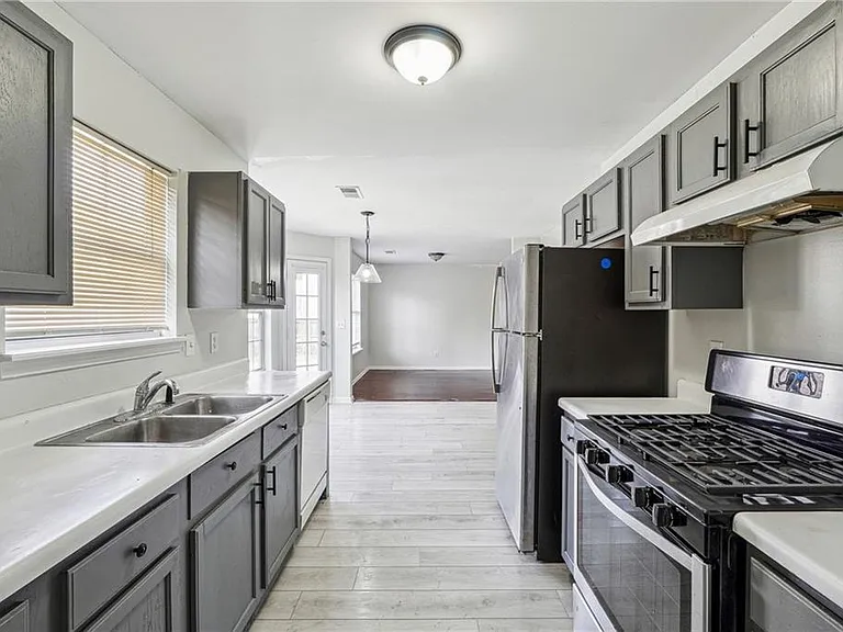 2205 Dresden Grn NW — Photo 4