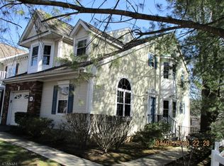 100 Topaz Dr, Franklin Park, NJ 08823
