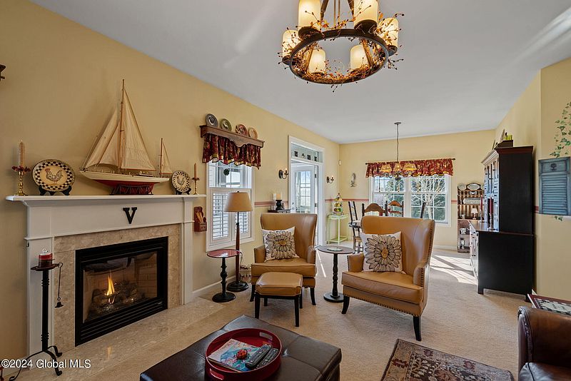 5th image of 31 Hampton Circle
