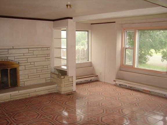 2nd image of 211 S Roosevelt Ave
