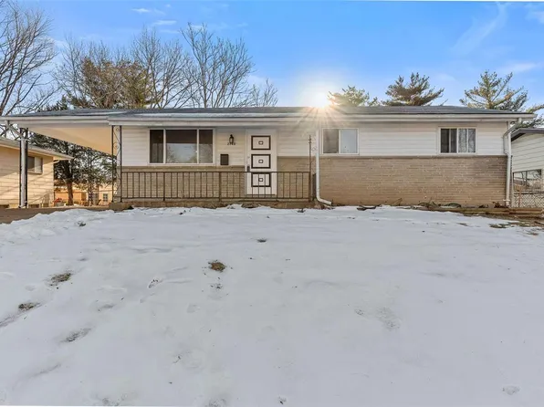 2740 Morris Dr, Florissant, MO 63031