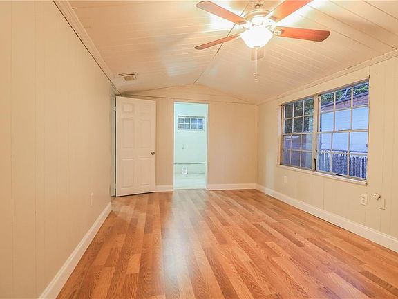 4th image of 2813 W Amelia St