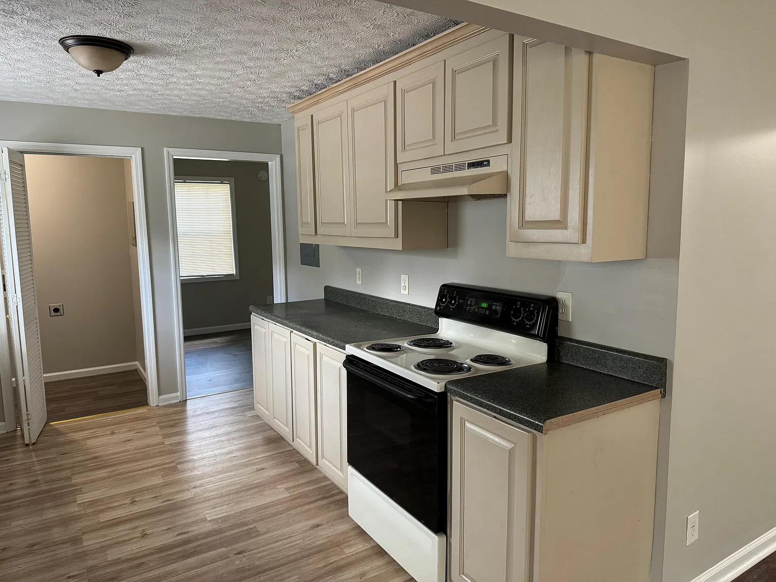 3 bed, 1080 sqft, $1,350 — Photo 2