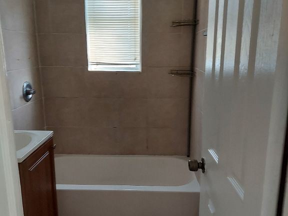 3rd image of 2513 Grant St