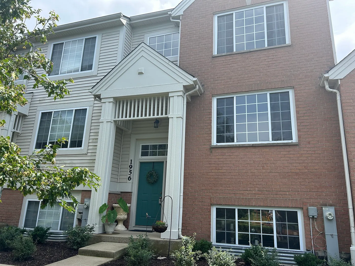 2 bed, 2.5 bath, 1679 sqft, $2,350 — Photo 1