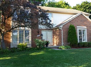 70 Pineview Rd, Troy, MI 48085