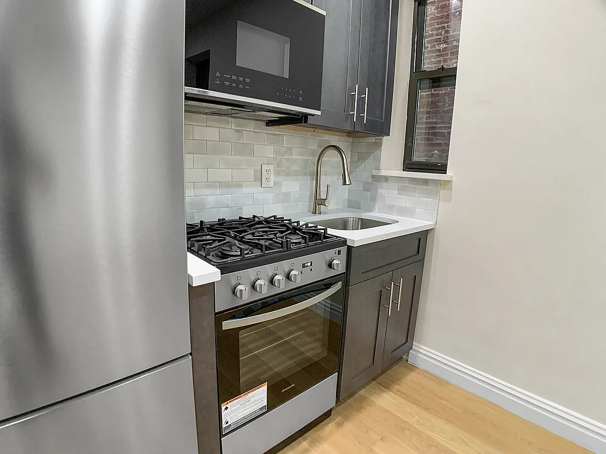 Building Photo - 151 E 81st St #4G