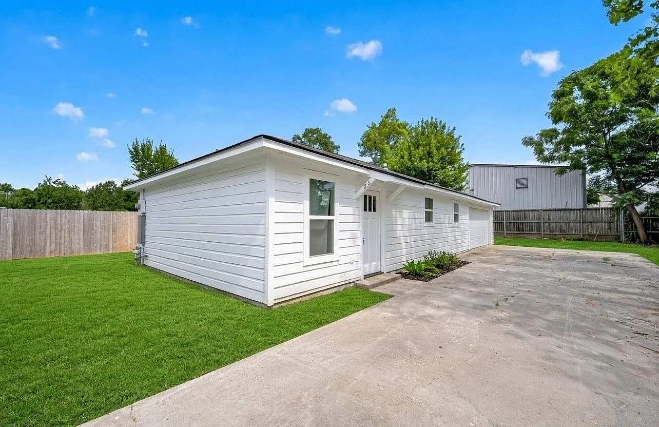 2 bed, 1.0 bath, 800 sqft, $1,680 — Photo 2
