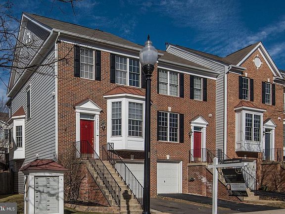 END UNIT with 2 BAY WINDOWS!