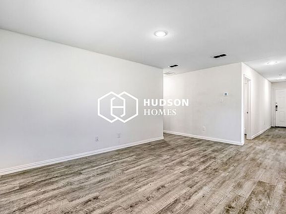 4th image of 2912 Emma Ln