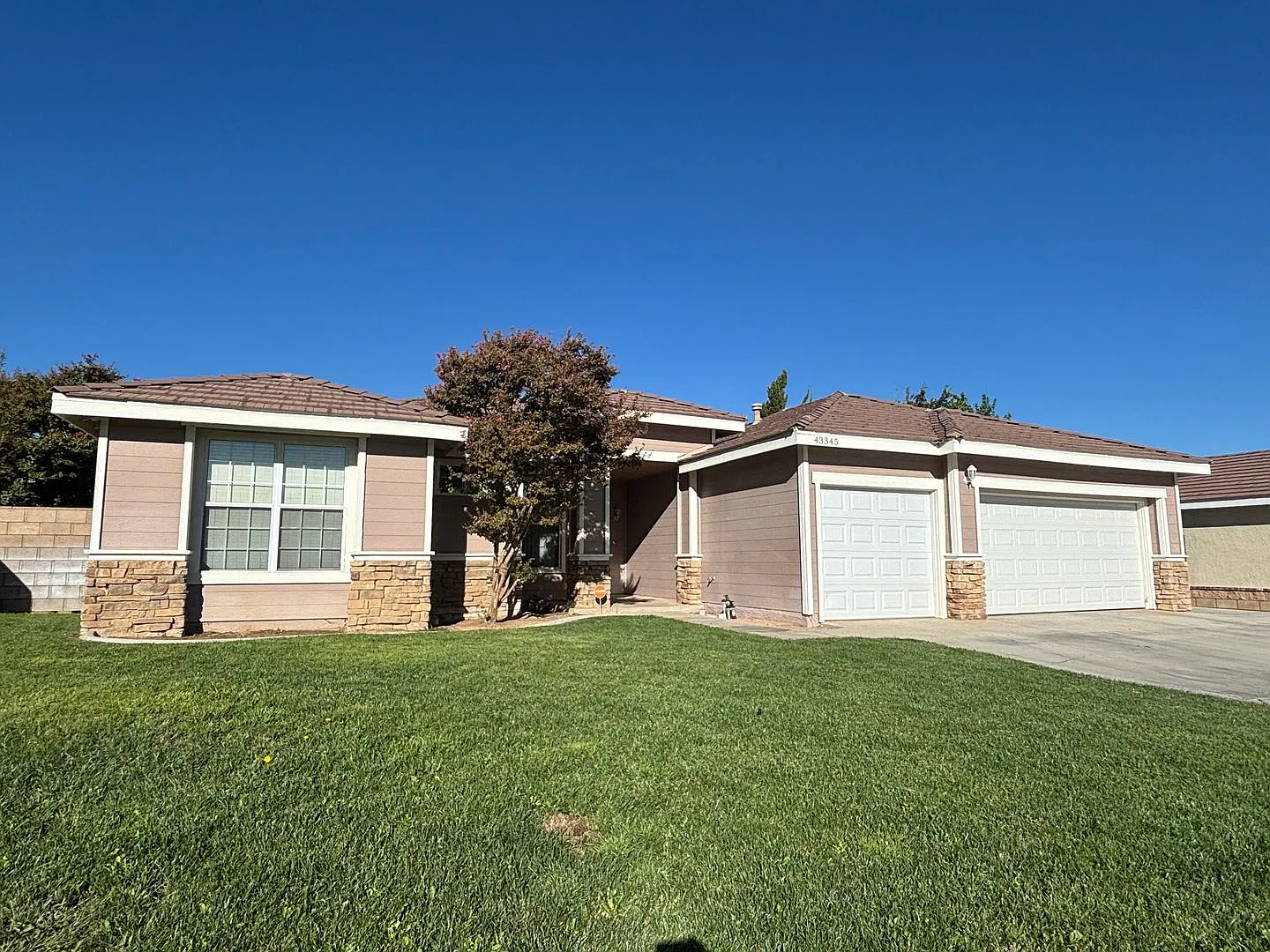 West Lancaster Home — Photo 3