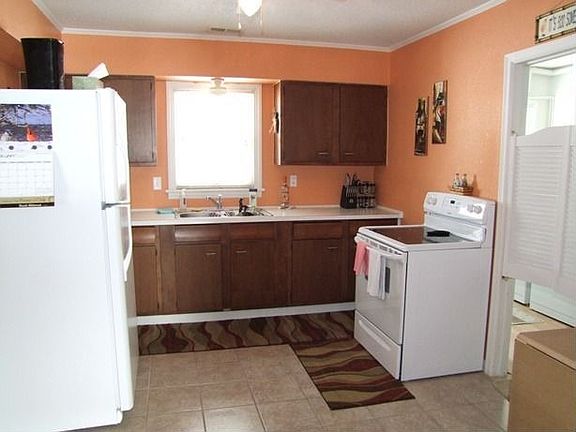 5th image of 315 E 1st St