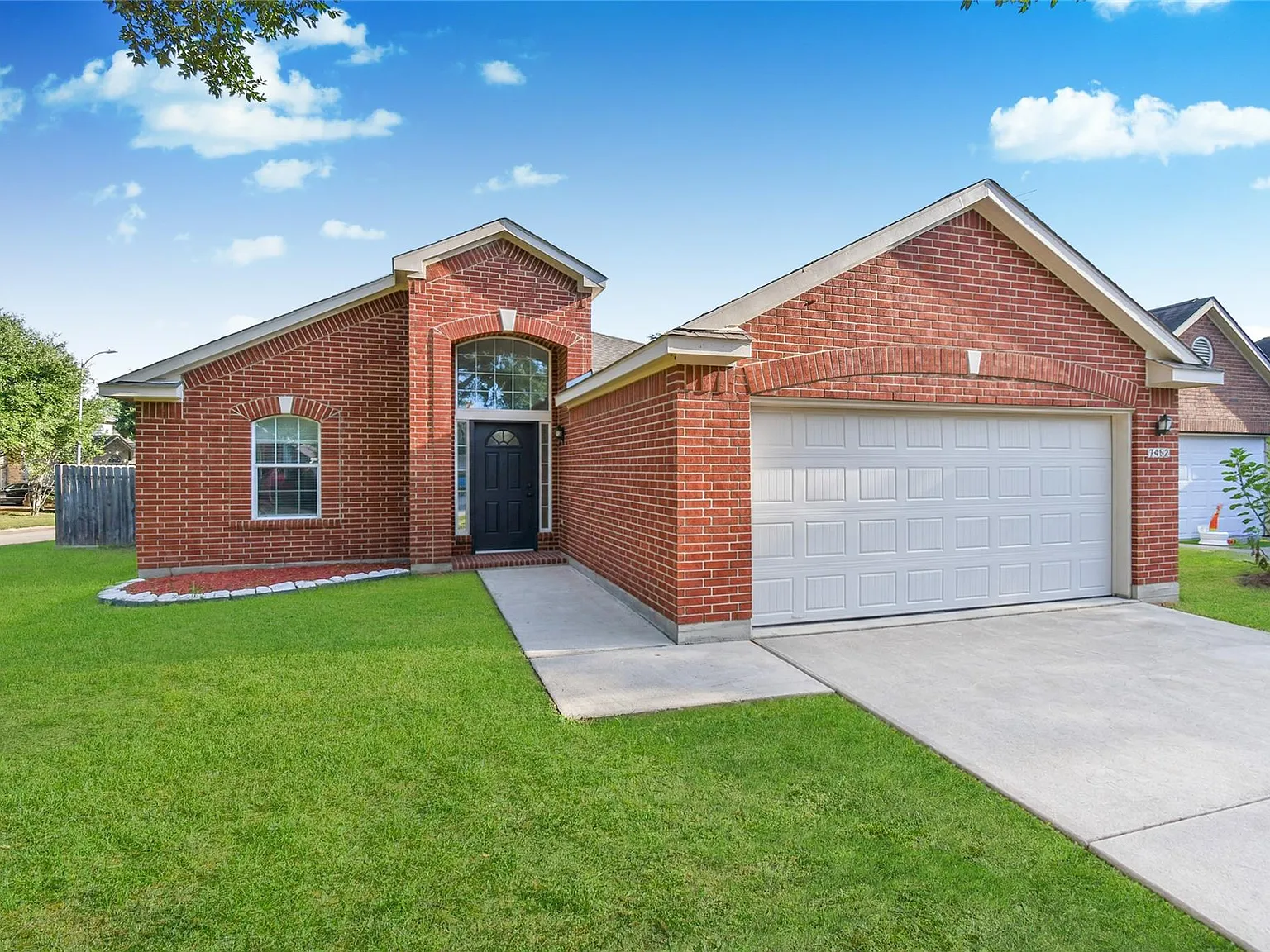 3 bed, 2.0 bath, 1563 sqft, $1,950 — Photo 2