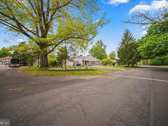 2nd image of 3119 Manor Rd