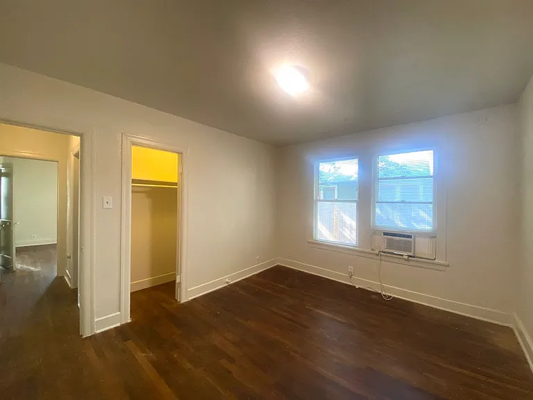 4910 Avenue H — Photo 12