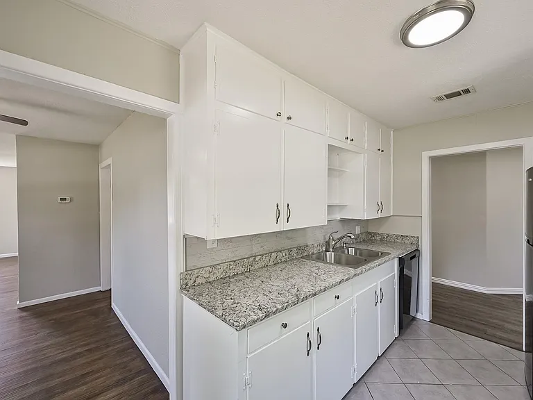 1501 Greenbrier Dr — Photo 18