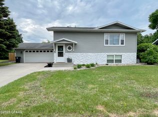 4215 Walnut St, Grand Forks, ND 58201