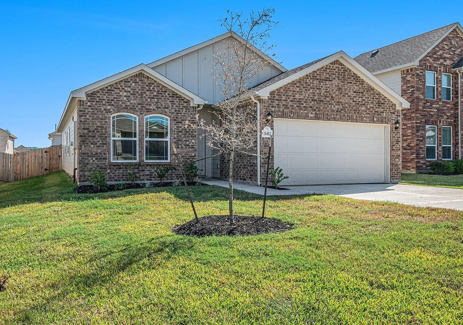 Never Lived In Spacious 4 Bedroom / 1 Story In Willis — Photo 1