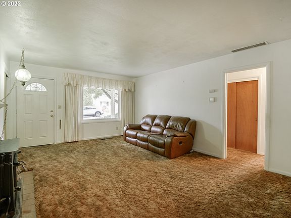 Living Room/Entrance>