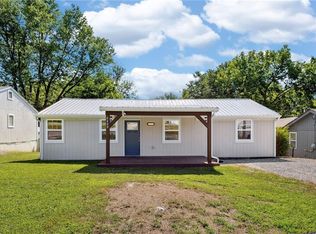 6409 Ravena Rd, Pleasant Valley, MO 64068