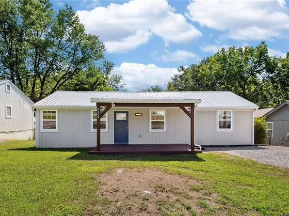 6409 Ravena Rd, Pleasant Valley, MO 64068