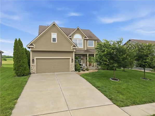 10806 Country Ln, Peculiar, MO 64078