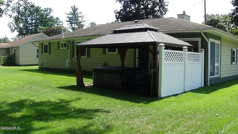 4th image of 18 Hillview Avenue