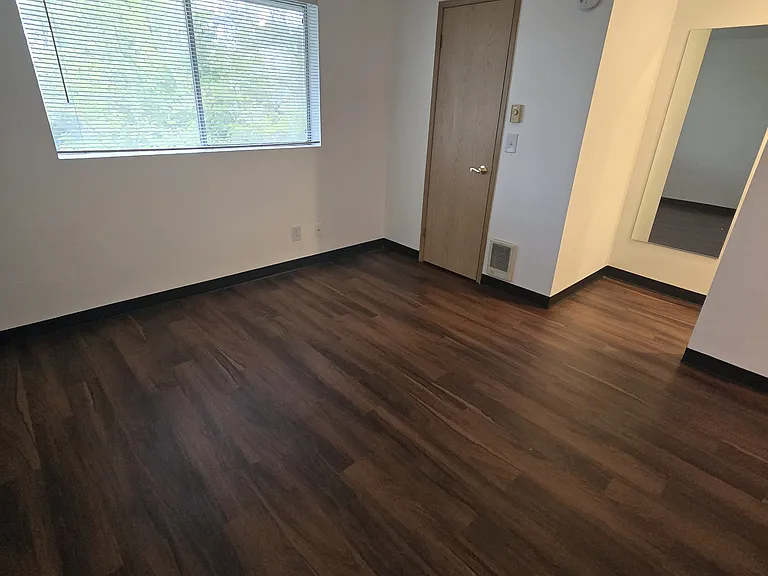 Isherwood Apartments — Photo 10