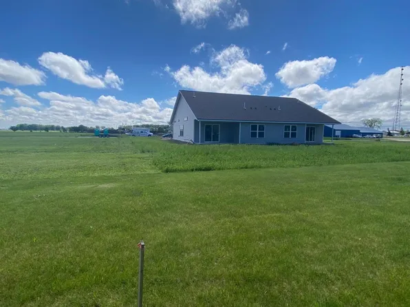 665 3rd St E, Gaylord, MN 55334