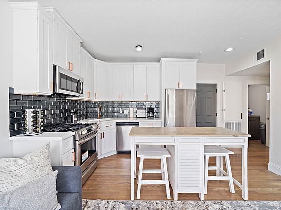 3rd image of 1802 Wentworth St #4