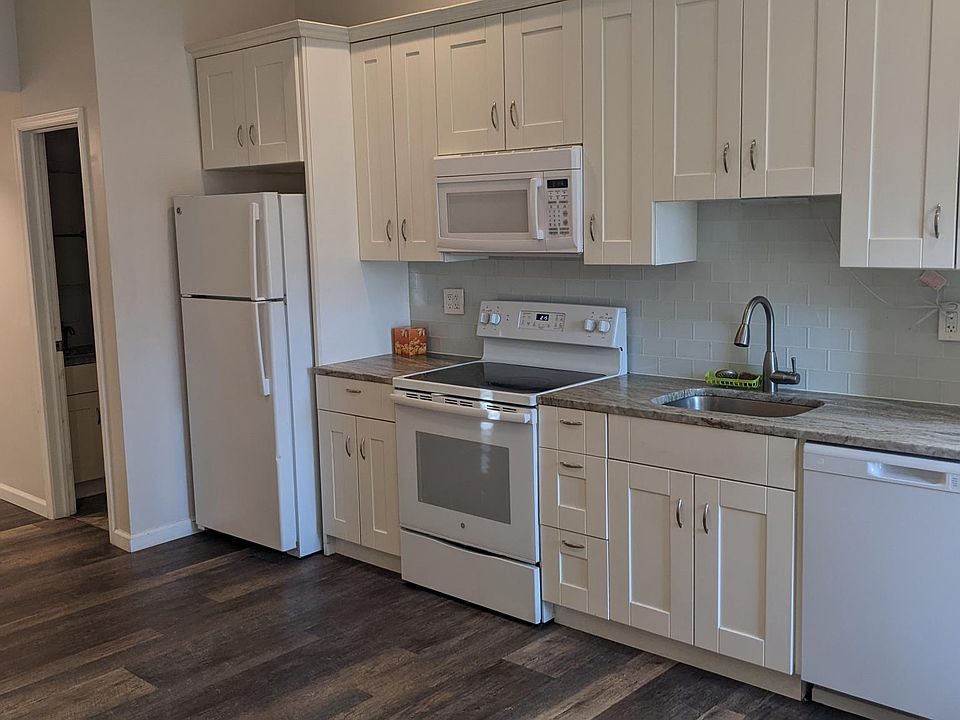 Full brand new kitchen with split unit (heat & A/C)