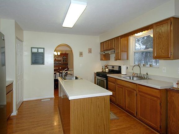 5th image of 200 Royal Oak Ct